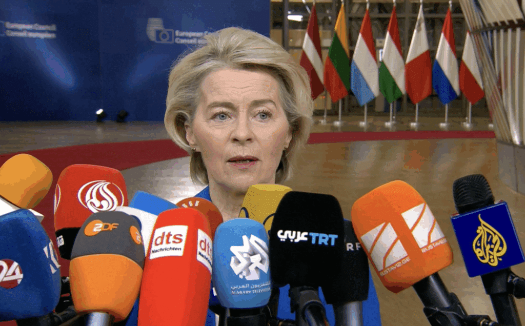 Η Πρόεδρος της Ευρωπαϊκής Επιτροπής, Ούρσουλα φον ντερ Λάιεν, κατά την άφιξή της στο Ευρωπαϊκό Συμβούλιο στις Βρυξέλλες. Πηγή: EBS (European Broadcasting Service)