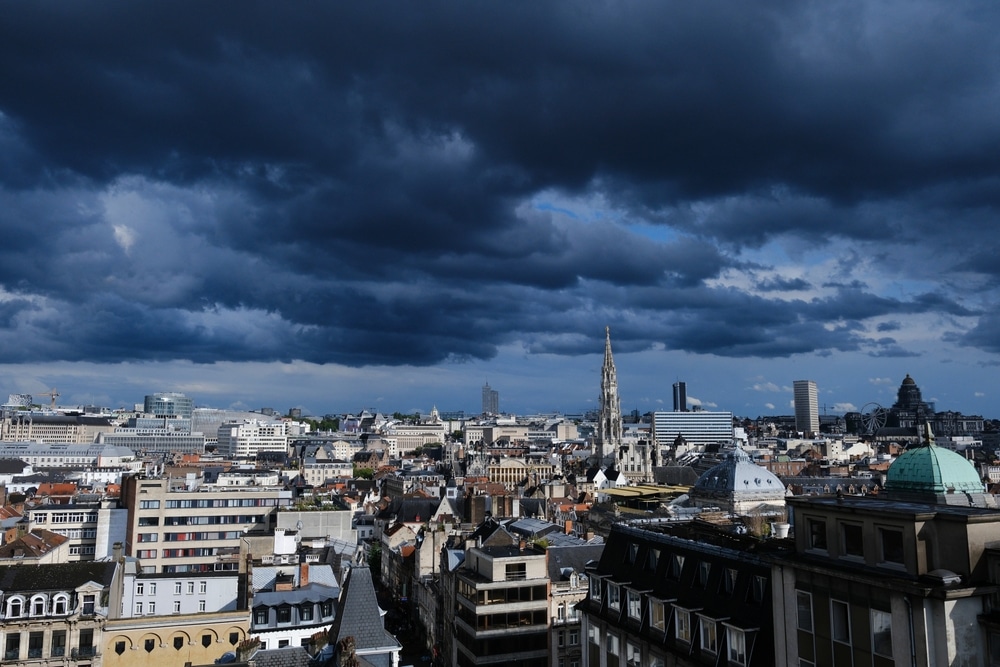 Συννεφιασμένος, γκρίζος χειμωνιάτικος ουρανός πάνω από τις Βρυξέλλες, Φωτογραφία αρχείου – Πηγή: Shutterstock