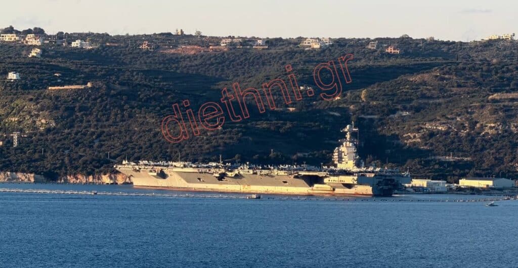 Το αμερικανικό αεροπλανοφόρο USS «Gerald R. Ford» στον Κόλπο της Σούδας, στην Κρήτη, κατά τη διάρκεια στάσης ανεφοδιασμού φωτο diethni.gr